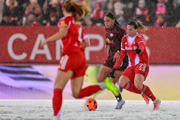 v li Lisa Baum RB Leipzig, 11 Vanessa GILLES FC Bayern Muenchen, FCB, 2 in duel, duel, tackle, dynamics, action, action, 25 01 2026, Munich Germany , Football, Google Pixel Women Bundesliga, FC Bayern Munich RB Leipzig, DFB DFL REGULATIONS PROHIBIT ANY USE OF PHOTOGRAPHS AS IMAGE SEQUENCES AND OR QUASI VIDEO xslx