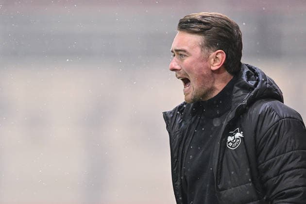 Head Coach Jonas Stephan RB Leipzig gives instructions, gesticulates, gesticulates with arms, gives instructions, gesticulate, single image, action, action, 25 01 2026, Munich Germany , Football, Google Pixel Women Bundesliga, FC Bayern Munich RB Leipzig, DFB DFL REGULATIONS PROHIBIT ANY USE OF PHOTOGRAPHS AS IMAGE SEQUENCES AND OR QUASI VIDEO xslx