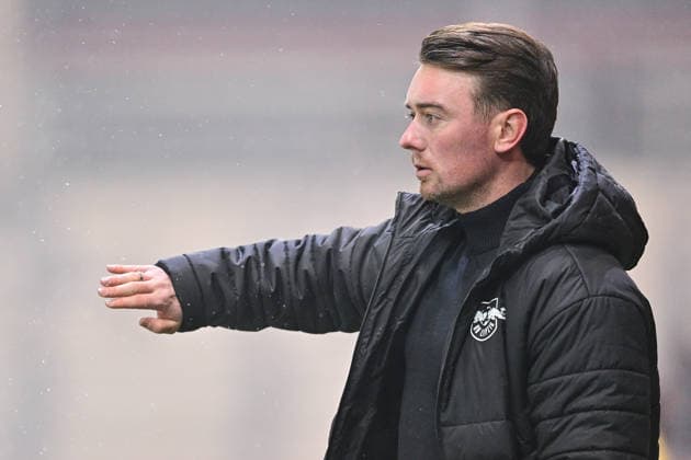 Head Coach Jonas Stephan RB Leipzig gives instructions, gesticulates, gesticulates with arms, gives instructions, gesticulate, single image, action, action, 25 01 2026, Munich Germany , Football, Google Pixel Women Bundesliga, FC Bayern Munich RB Leipzig, DFB DFL REGULATIONS PROHIBIT ANY USE OF PHOTOGRAPHS AS IMAGE SEQUENCES AND OR QUASI VIDEO xslx