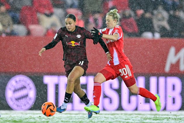 from left Lisa Baum RB Leipzig, 11 Carolin SIMON FC Bayern Muenchen, FCB, 30 in duel, duel, tackle, dynamic, action, action, 25 01 2026, Munich Germany , Football, Google Pixel Women Bundesliga, FC Bayern Munich RB Leipzig, DFB DFL REGULATIONS PROHIBIT ANY USE OF PHOTOGRAPHS AS IMAGE SEQUENCES AND OR QUASI VIDEO xslx