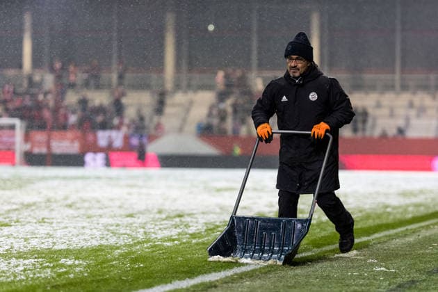 GOOGLE PIXEL Frauen Bundesliga FC Bayern München RB Leipzig 25 01 2026 The lines are cleared with snow shovels at half-time GOOGLE PIXEL Frauen Bundesliga, FC Bayern München RB Leipzig, Munich, FC Bayern Campus am 25 01 2026 DFB REGULATIONS PROHIBIT ANY USE OF PHOTOGRAPHS AS IMAGE SEQUENCES AND OR QUASI VIDEO Copyright: xBEAUTIFULxSPORTS Wunderlx