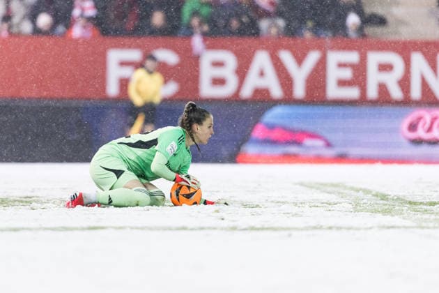 GOOGLE PIXEL Womens Bundesliga FC Bayern Munich RB Leipzig 25 01 2026 Ena Mahmutovic FC Bayern Munich, 32 holds the ball GOOGLE PIXEL Womens Bundesliga, FC Bayern Munich RB Leipzig, Munich, FC Bayern Campus on 25 01 2026 DFB REGULATIONS PROHIBIT ANY USE OF PHOTOGRAPHS AS IMAGE SEQUENCES AND OR QUASI VIDEO Copyright: xBEAUTIFULxSPORTS Wunderlx