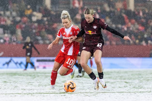GOOGLE PIXEL Womens Bundesliga FC Bayern Munich RB Leipzig 25 01 2026 duel Linda Dallmann FC Bayern Munich, 10 , Marlene Müller RB Leipzig, 27 GOOGLE PIXEL Womens Bundesliga, FC Bayern Munich RB Leipzig, Munich, FC Bayern Campus on 25 01 2026 DFB REGULATIONS PROHIBIT ANY USE OF PHOTOGRAPHS AS IMAGE SEQUENCES AND OR QUASI VIDEO Copyright: xBEAUTIFULxSPORTS Wunderlx