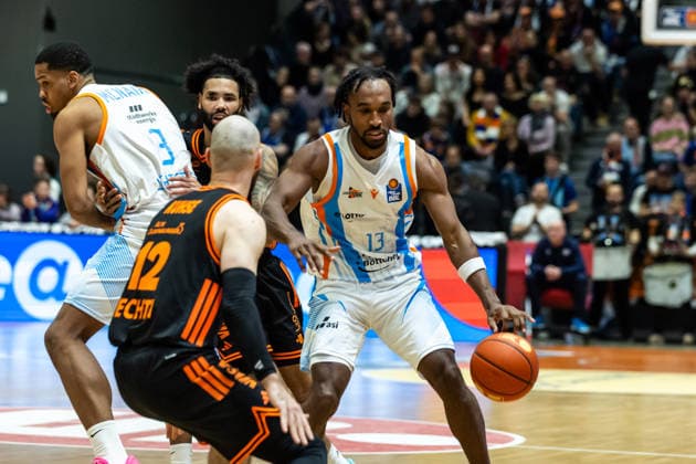 GER, easy Credit Basketball Bundesliga, Science City Jena Rasta Vechta 25 01 2026, Sparkassen Arena, Jena, GER, easy Credit Basketball Bundesliga, Science City Jena Rasta Vechta Keith Braxton Jr Science City Jena, 13 , Tommy Kuhse RASTA Vechta 12 Â Photo Alexander Trienitz Jena Sparkassen Arena Thueringen Germany