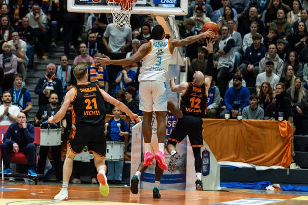 GER, easy Credit Basketball Bundesliga, Science City Jena Rasta Vechta 25 01 2026, Sparkassen Arena, Jena, GER, easy Credit Basketball Bundesliga, Science City Jena Rasta Vechta Tommy Kuhse RASTA Vechta 12 , William McNair Jr Science City Jena 3 Â Photo Alexander Trienitz Jena Sparkassen Arena Thueringen Germany