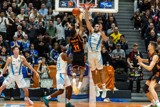 GER, easy Credit Basketball Bundesliga, Science City Jena Rasta Vechta 25 01 2026, Sparkassen Arena, Jena, GER, easy Credit Basketball Bundesliga, Science City Jena Rasta Vechta Alonzo Verge Jr RASTA Vechta 11 , Alex Herrera Science City Jena, 41 Â Photo Alexander Trienitz Jena Sparkassen Arena Thueringen Germany