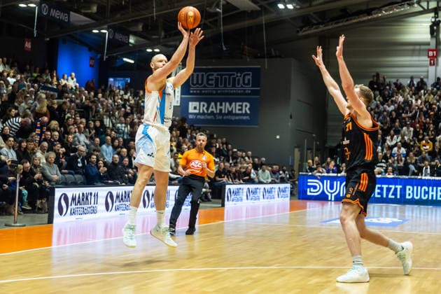 GER, easy Credit Basketball Bundesliga, Science City Jena Rasta Vechta 25 01 2026, Sparkassen Arena, Jena, GER, easy Credit Basketball Bundesliga, Science City Jena Rasta Vechta Robin Christen Science City Jena, 8 , Lars Thiemann RASTA Vechta 21 Â Photo Alexander Trienitz Jena Sparkassen Arena Thueringen Germany