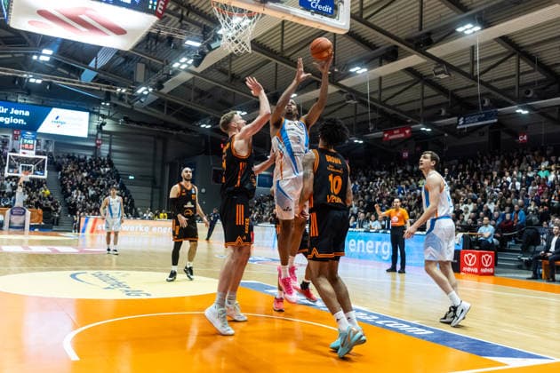 GER, easy Credit Basketball Bundesliga, Science City Jena Rasta Vechta 25 01 2026, Sparkassen Arena, Jena, GER, easy Credit Basketball Bundesliga, Science City Jena Rasta Vechta William McNair Jr Science City Jena 3 , Tevin Brown RASTA Vechta 10 Â Photo Alexander Trienitz Jena Sparkassen Arena Thueringen Germany