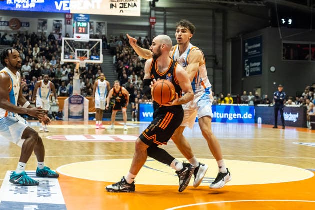 GER, easy Credit Basketball Bundesliga, Science City Jena Rasta Vechta 25 01 2026, Sparkassen Arena, Jena, GER, easy Credit Basketball Bundesliga, Science City Jena Rasta Vechta Tommy Kuhse RASTA Vechta 12 , Kristofer Krause Science City Jena, 36 Â Photo Alexander Trienitz Jena Sparkassen Arena Thueringen Germany