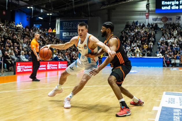 GER, easy Credit Basketball Bundesliga, Science City Jena Rasta Vechta 25 01 2026, Sparkassen Arena, Jena, GER, easy Credit Basketball Bundesliga, Science City Jena Rasta Vechta Joe Wieskamp Science City Jena, 10 , Lloyd Pandi RASTA Vechta 41 Â Photo Alexander Trienitz Jena Sparkassen Arena Thueringen Germany