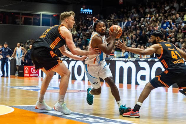 GER, easy Credit Basketball Bundesliga, Science City Jena Rasta Vechta 25 01 2026, Sparkassen Arena, Jena, GER, easy Credit Basketball Bundesliga, Science City Jena Rasta Vechta Keith Braxton Jr Science City Jena, 13 , Lars Thiemann RASTA Vechta 21 Â Photo Alexander Trienitz Jena Sparkassen Arena Thueringen Germany