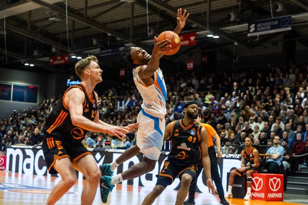GER, easy Credit Basketball Bundesliga, Science City Jena Rasta Vechta 25 01 2026, Sparkassen Arena, Jena, GER, easy Credit Basketball Bundesliga, Science City Jena Rasta Vechta Keith Braxton Jr Science City Jena, 13 , Lars Thiemann RASTA Vechta 21 Â Photo Alexander Trienitz Jena Sparkassen Arena Thueringen Germany