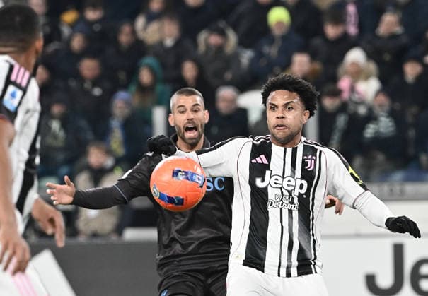 Juventus v Napoli - Serie A TURIN, ITALY, JANUARY 25: Juventus Weston McKennie (R) eye the ball during the Italian serie A football match between Juventus and Napoli at the Juventus Stadium in Turin, Italy, on January 25, 2026. Isabella Bonotto Anadolu Turin Italy. Editorial use only. Please get in touch for any other usage.  Copyright: x2026xAnadoluxIsabellaxBonottox