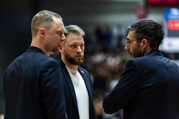 GER, easy Credit Basketball Bundesliga, Science City Jena Rasta Vechta 25 01 2026, Sparkassen Arena, Jena, GER, easy Credit Basketball Bundesliga, Science City Jena Rasta Vechta Christian Held Head Coach RASTA Vechta talks to his co-coaches Miguel Zapata Assistant Coach RASTA Vechta , Marius Graf Assistant Coach RASTA Vechta Â Photo Alexander Trienitz Jena Sparkassen Arena Thueringen Germany