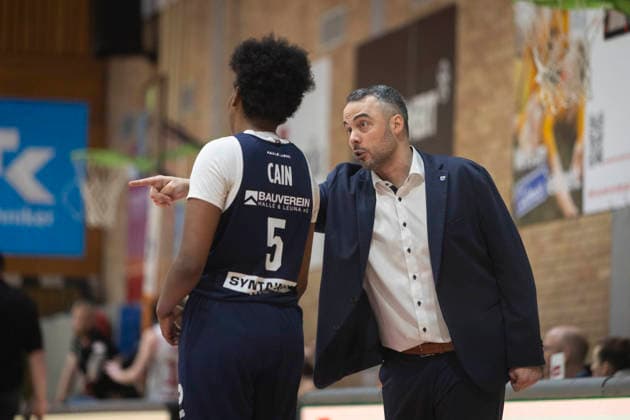 SYNTAINICS MBC coach Timur Topal talks to No. 5 Khalis Cain GiroLive Panthers Osnabrück 59 55 SYNTAINICS MBC 1 DBBL 16 Matchday 1DBBL Panthers vs SYNTAINICS