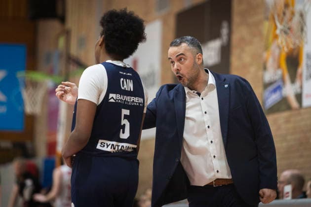 SYNTAINICS MBC coach Timur Topal talks to No. 5 Khalis Cain GiroLive Panthers Osnabrück 59 55 SYNTAINICS MBC 1 DBBL 16 Matchday 1DBBL Panthers vs SYNTAINICS