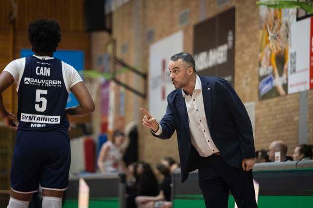 SYNTAINICS MBC coach Timur Topal talks to No. 5 Khalis Cain GiroLive Panthers Osnabrück 59 55 SYNTAINICS MBC 1 DBBL 16 Matchday 1DBBL Panthers vs SYNTAINICS