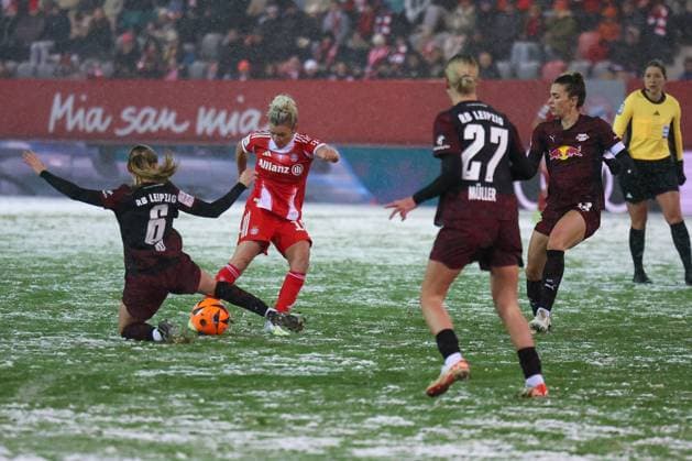 Linda Dallmann 10 FC Bayern Muenchen Frauen in aktion gegen Lou Ann Joly 6 RB Leipzig Frauen , mit Marlene Mueller 27 RB Leipzig Frauen , FC Bayern Muenchen Frauen vs RB Leipzig Frauen, Fußball, Frauen, Google Pixel Bundesliga, Saison 2025 2026, 15 Spieltag, 25 01 2026 DFB regulations prohibit any use of photographs as image sequences and or quasi video Muenchen Bayern Deutschland Copyright: xkolbert-press MartinxAgüerax