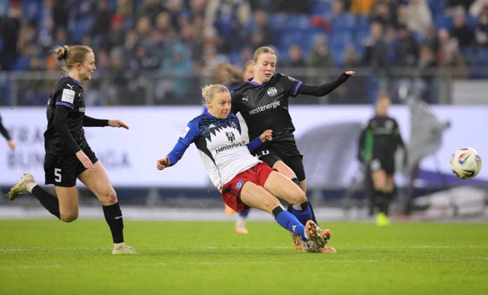 Photo Goal kick to 1 0 by Sophie HILLEBRAND HSV right Paulina Platner Essen too late Soccer Pixel Bundesliga Women on Sun 25 01 2026 15 Matchday Hamburger SV SGS Essen