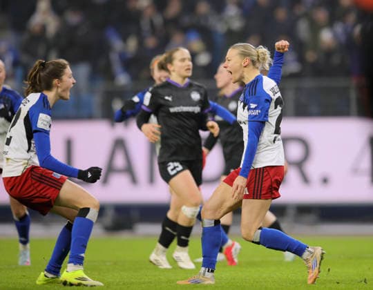 Photo on the ball Sophie HILLEBRAND HSV , she converts the penalty for the 2 1 winning goal and cheers together with Lotta WREDE left Football Pixel Bundesliga Women on Sun 25 01 2026 15 Matchday Hamburger SV SGS Essen