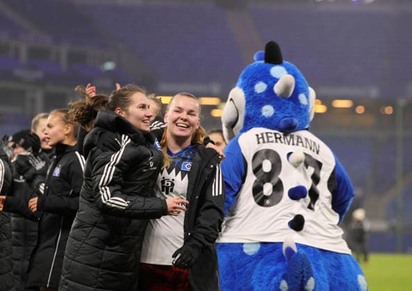 Photo cheering after the final whistle by the players of HSV , here Pauline MACHTENS and Svea STOLDT celebrate HSV Fussball Pixel Bundesliga der Frauen am So 25 01 2026 15 Spieltag Hamburger SV SGS Essen