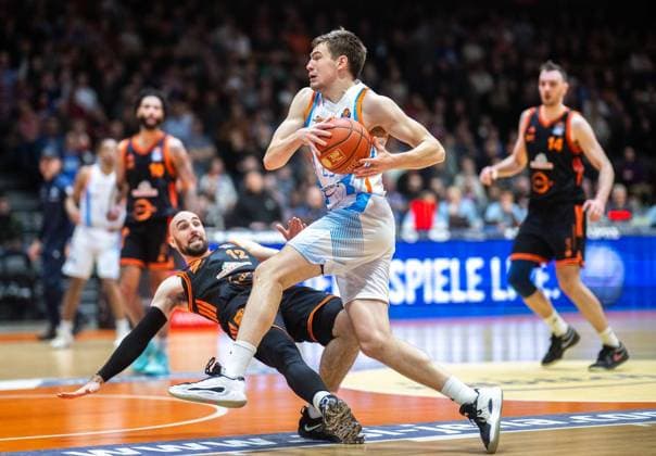 BASKETBALL EASYCREDIT BBL 17 GAME DAY SCIENCE CITY JENA RASTA VECHTA FOR EDITORIAL PURPOSES ONLY p 25 01 2026 Jena Basketball easyCredit BBL 1 Basketball Bundesliga Season 2025 2026 17 Matchday Sparkassen Arena Science City Jena RASTA Vechta in the photo Lorenz Bank 25 Science City Jena in a duel with Tommy Kuhse 12 RASTA Vechta Germany Thueringen Jena Copyright SaschaxFromm Copyright: SaschaxFromm doc84agkc3mf8w102hqvv0g ,EDITORIAL USE ONLY Copyright: SaschaxFromm