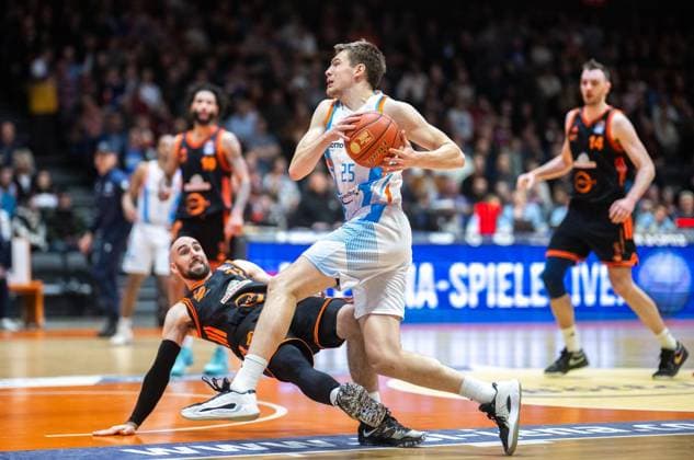 BASKETBALL EASYCREDIT BBL 17 GAME DAY SCIENCE CITY JENA RASTA VECHTA FOR EDITORIAL PURPOSES ONLY p 25 01 2026 Jena Basketball easyCredit BBL 1 Basketball Bundesliga Season 2025 2026 17 Matchday Sparkassen Arena Science City Jena RASTA Vechta in the photo Lorenz Bank 25 Science City Jena in a duel with Tommy Kuhse 12 RASTA Vechta Germany Thueringen Jena Copyright SaschaxFromm Copyright: SaschaxFromm doc84agkcran9v40lcsvov ,EDITORIAL USE ONLY Copyright: SaschaxFromm