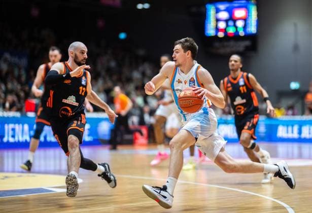 BASKETBALL EASYCREDIT BBL 17 GAME DAY SCIENCE CITY JENA RASTA VECHTA FOR EDITORIAL PURPOSES ONLY p 25 01 2026 Jena Basketball easyCredit BBL 1 Basketball Bundesliga Season 2025 2026 17 Matchday Sparkassen Arena Science City Jena RASTA Vechta in the photo Lorenz Bank 25 Science City Jena in a duel with Tommy Kuhse 12 RASTA Vechta Germany Thueringen Jena Copyright SaschaxFromm Copyright: SaschaxFromm doc84agl6oiypggbng6v0g ,EDITORIAL USE ONLY Copyright: SaschaxFromm