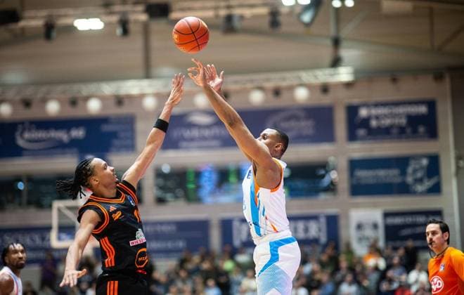 BASKETBALL EASYCREDIT BBL 17 GAME DAY SCIENCE CITY JENA RASTA VECHTA FOR EDITORIAL PURPOSES ONLY p 25 01 2026 Jena Basketball easyCredit BBL 1 Basketball Bundesliga Season 2025 2026 17 Matchday Sparkassen Arena Science City Jena RASTA Vechta in the photo Chris Carter 5 Science City Jena in a duel with Alonzo Verge Jr 11 RASTA Vechta Germany Thueringen Jena Copyright SaschaxFromm Copyright: SaschaxFromm doc84agl5gjvxgi3yg2u6n ,EDITORIAL USE ONLY Copyright: SaschaxFromm