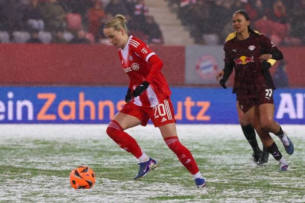 Franziska Kett 20 FC Bayern Muenchen Frauen schiesst das 2 0, Tor,, FC Bayern Muenchen Frauen vs RB Leipzig Frauen, Fußball, Frauen, Google Pixel Bundesliga, Saison 2025 2026, 15 Spieltag, 25 01 2026 DFB regulations prohibit any use of photographs as image sequences and or quasi video Muenchen Bayern Deutschland Copyright: xkolbert-press MartinxAgüerax