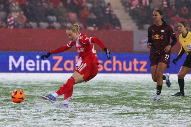 Franziska Kett 20 FC Bayern Muenchen Frauen schiesst das 2 0, FC Bayern Muenchen Frauen vs RB Leipzig Frauen, Fußball, Frauen, Google Pixel Bundesliga, Saison 2025 2026, 15 Spieltag, 25 01 2026 DFB regulations prohibit any use of photographs as image sequences and or quasi video Muenchen Bayern Deutschland Copyright: xkolbert-press MartinxAgüerax