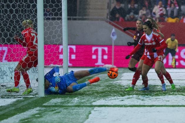Jovana Damnjanovic 9 FC Bayern Muenchen Frauen scores the 3 0, Elvira Herzog 1 RB Leipzig Frauen on the ground, FC Bayern Muenchen Frauen vs RB Leipzig Frauen, Football, Women, Google Pixel Bundesliga, Season 2025 2026, 15 Matchday, 25 01 2026 DFB regulations prohibit any use of photographs as image sequences and or quasi video Muenchen Bayern Germany Copyright: xkolbert-press MartinxAgüerax