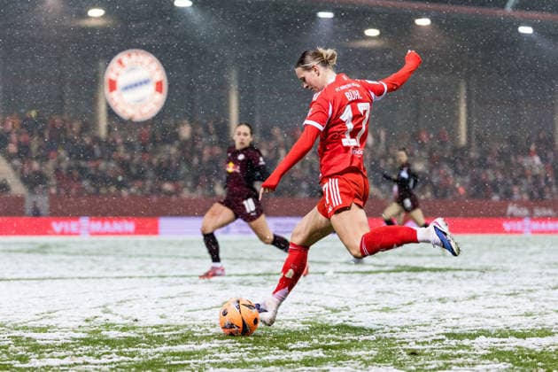 GOOGLE PIXEL Frauen Bundesliga FC Bayern München RB Leipzig 25 01 2026 Klara Bühl FC Bayern München, 17 shoots the ball GOOGLE PIXEL Frauen Bundesliga, FC Bayern München RB Leipzig, München, FC Bayern Campus am 25 01 2026 DFB REGULATIONS PROHIBIT ANY USE OF PHOTOGRAPHS AS IMAGE SEQUENCES AND OR QUASI VIDEO Copyright: xBEAUTIFULxSPORTS Wunderlx