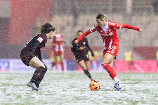 GOOGLE PIXEL Womens Bundesliga FC Bayern Munich RB Leipzig 25 01 2026 duel Annabel Schasching RB Leipzig, 16 , Klara Bühl FC Bayern Munich, 17 GOOGLE PIXEL Womens Bundesliga, FC Bayern Munich RB Leipzig, Munich, FC Bayern Campus on 25 01 2026 DFB REGULATIONS PROHIBIT ANY USE OF PHOTOGRAPHS AS IMAGE SEQUENCES AND OR QUASI VIDEO Copyright: xBEAUTIFULxSPORTS Wunderlx