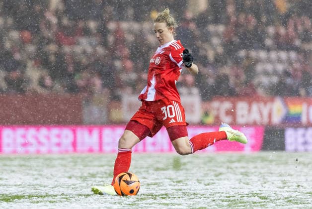 GOOGLE PIXEL Frauen Bundesliga FC Bayern München RB Leipzig 25 01 2026 Carolin Simon FC Bayern München, 30 am Ball GOOGLE PIXEL Frauen Bundesliga, FC Bayern München RB Leipzig, München, FC Bayern Campus am 25 01 2026 DFB REGULATIONS PROHIBIT ANY USE OF PHOTOGRAPHS AS IMAGE SEQUENCES AND OR QUASI VIDEO Copyright: xBEAUTIFULxSPORTS Wunderlx