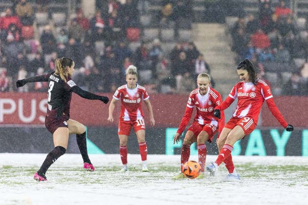 GOOGLE PIXEL Frauen Bundesliga FC Bayern München RB Leipzig 25 01 2026 duel Andrea Norheim RB Leipzig, 3 , Pernille Harder FC Bayern München, 21 , Jovana Damnjanovic FC Bayern München, 9 GOOGLE PIXEL Frauen Bundesliga, FC Bayern München RB Leipzig, München, FC Bayern Campus am 25 01 2026 DFB REGULATIONS PROHIBIT ANY USE OF PHOTOGRAPHS AS IMAGE SEQUENCES AND OR QUASI VIDEO Copyright: xBEAUTIFULxSPORTS Wunderlx