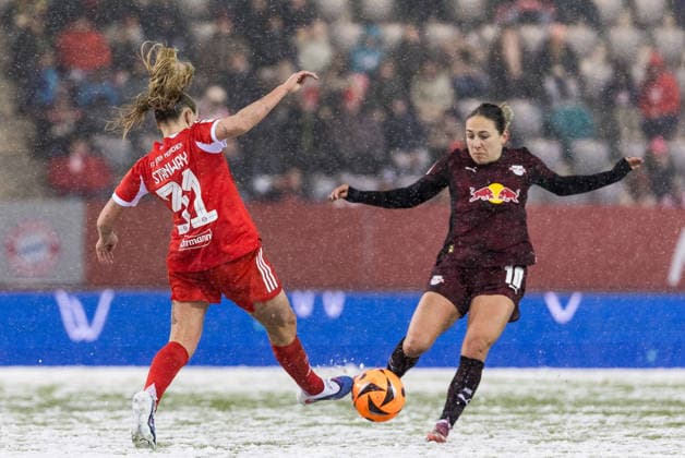 GOOGLE PIXEL Frauen Bundesliga FC Bayern München RB Leipzig 25 01 2026 duel Georgia Stanway FC Bayern München, 31 , Gina Chmielinski RB Leipzig, 10 GOOGLE PIXEL Frauen Bundesliga, FC Bayern München RB Leipzig, München, FC Bayern Campus am 25 01 2026 DFB REGULATIONS PROHIBIT ANY USE OF PHOTOGRAPHS AS IMAGE SEQUENCES AND OR QUASI VIDEO Copyright: xBEAUTIFULxSPORTS Wunderlx