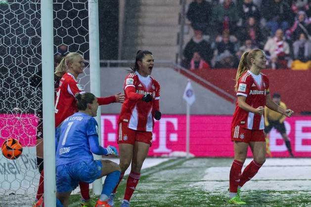 Jovana Damnjanovic 9 FC Bayern Muenchen Women and Glodis Perla Viggosdottir 4 FC Bayern Muenchen Women cheer about the 3 0, Emotion, Joy, FC Bayern Muenchen Women vs RB Leipzig Women, Football, Women, Google Pixel Bundesliga, Season 2025 2026, 15 Matchday, 25 01 2026 DFB regulations prohibit any use of photographs as image sequences and or quasi video Muenchen Bayern Germany Copyright: xkolbert-press MartinxAgüerax