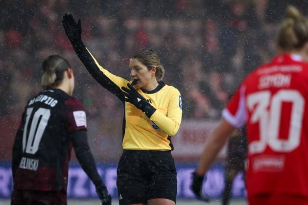 Referee Referee Karoline Wacker whistles, gestures, FC Bayern Muenchen Women vs RB Leipzig Women, Football, Women, Google Pixel Bundesliga, Season 2025 2026, 15 Matchday, 25 01 2026 DFB regulations prohibit any use of photographs as image sequences and or quasi video Muenchen Bayern Germany Copyright: xkolbert-press MartinxAgüerax