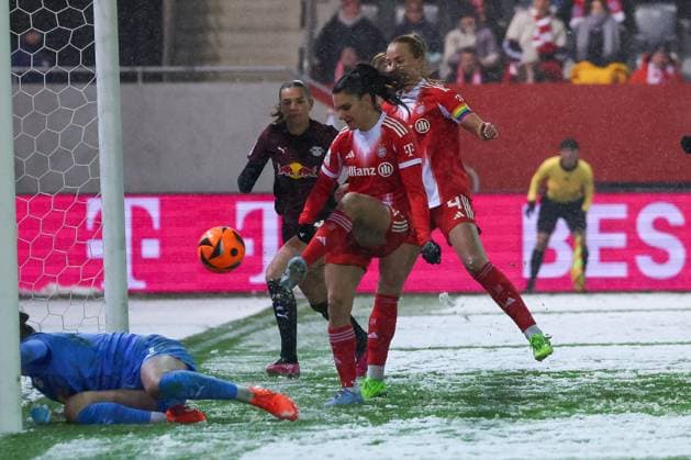 Jovana Damnjanovic 9 FC Bayern Muenchen Frauen scores the 3 0, Elvira Herzog 1 RB Leipzig Frauen on the ground, FC Bayern Muenchen Frauen vs RB Leipzig Frauen, Football, Women, Google Pixel Bundesliga, Season 2025 2026, 15 Matchday, 25 01 2026 DFB regulations prohibit any use of photographs as image sequences and or quasi video Muenchen Bayern Germany Copyright: xkolbert-press MartinxAgüerax