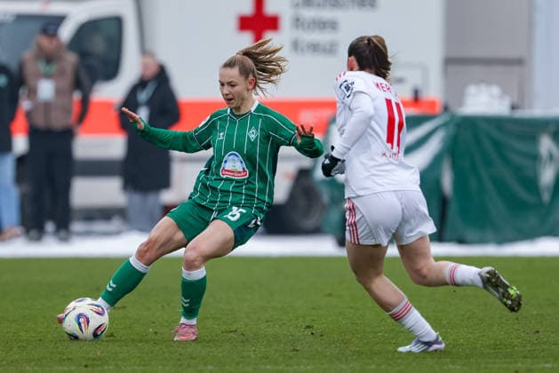 from left Michelle Weiß SV Werder Bremen, 15 and Lara Meroni 1 FC Nürnberg, 11 in a duel, dynamic, action, action, game scene, THE DFB REGULATIONS PROHIBIT ANY USE OF PHOTOGRAPHS AS IMAGE SEQUENCES AND OR QUASI VIDEO , 25 01 2026, , Football, Google Pixel Womens Bundesliga, SV Werder Bremen 1 FC Nürnberg xobx