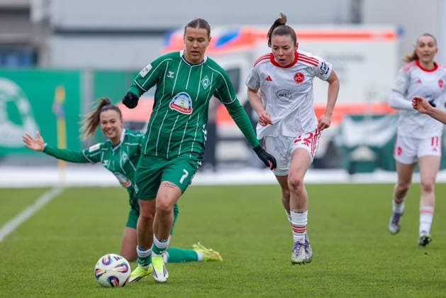 from left Larissa Mühlhaus SV Werder Bremen, 7 and Julia Pollak 1 FC Nürnberg, 22 in a duel, dynamic, action, action, game scene, THE DFB REGULATIONS PROHIBIT ANY USE OF PHOTOGRAPHS AS IMAGE SEQUENCES AND OR QUASI VIDEO , 25 01 2026, , Football, Google Pixel Womens Bundesliga, SV Werder Bremen 1 FC Nürnberg xobx