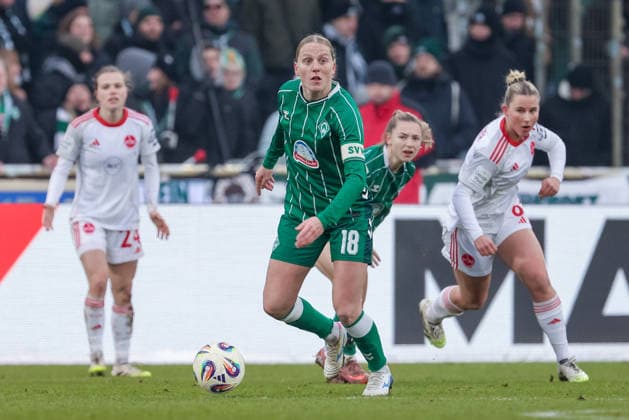 Lina Hausicke SV Werder Bremen, 18 on the ball, single image, full body, action, action, game scene, THE DFB REGULATIONS PROHIBIT ANY USE OF PHOTOGRAPHS AS IMAGE SEQUENCES AND OR QUASI VIDEO , 25 01 2026, , Football, Google Pixel Womens Bundesliga, SV Werder Bremen 1 FC Nürnberg xobx