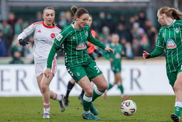from left Lara Meroni 1 FC Nürnberg, 11 and Verena Wieder SV Werder Bremen, 31 in a duel, dynamic, action, action, game scene, THE DFB REGULATIONS PROHIBIT ANY USE OF PHOTOGRAPHS AS IMAGE SEQUENCES AND OR QUASI VIDEO , 25 01 2026, , Football, Google Pixel Womens Bundesliga, SV Werder Bremen 1 FC Nürnberg xobx