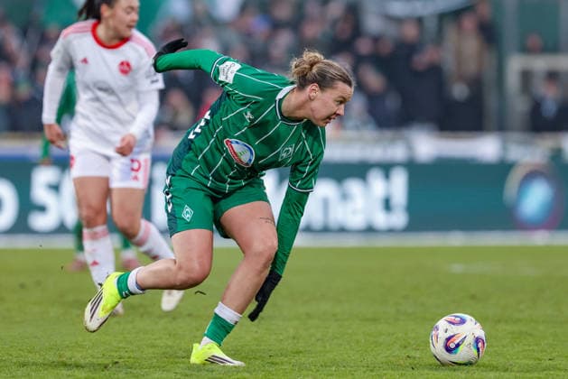 Larissa Mühlhaus SV Werder Bremen, 7 on the ball, single image, full body, action, action, game scene, THE DFB REGULATIONS PROHIBIT ANY USE OF PHOTOGRAPHS AS IMAGE SEQUENCES AND OR QUASI VIDEO , 25 01 2026, , Football, Google Pixel Womens Bundesliga, SV Werder Bremen 1 FC Nürnberg xobx