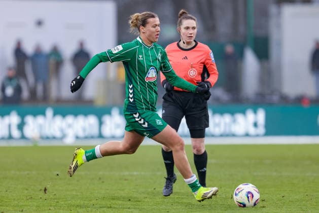 Larissa Mühlhaus SV Werder Bremen, 7 on the ball, single image, full body, action, action, game scene, THE DFB REGULATIONS PROHIBIT ANY USE OF PHOTOGRAPHS AS IMAGE SEQUENCES AND OR QUASI VIDEO , 25 01 2026, , Football, Google Pixel Womens Bundesliga, SV Werder Bremen 1 FC Nürnberg xobx
