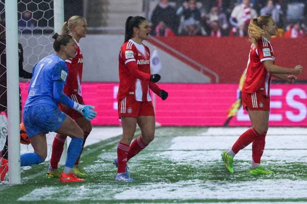 Jovana Damnjanovic 9 FC Bayern Muenchen Women and Glodis Perla Viggosdottir 4 FC Bayern Muenchen Women cheer about the 3 0, Emotion, Joy, FC Bayern Muenchen Women vs RB Leipzig Women, Football, Women, Google Pixel Bundesliga, Season 2025 2026, 15 Matchday, 25 01 2026 DFB regulations prohibit any use of photographs as image sequences and or quasi video Muenchen Bayern Germany Copyright: xkolbert-press MartinxAgüerax