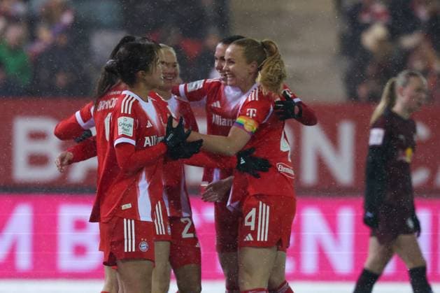 Momoko Tanikawa 18 FC Bayern Muenchen Women , Jovana Damnjanovic 9 FC Bayern Muenchen Women , Glodis Perla Viggosdottir 4 FC Bayern Muenchen Women celebrate the 3 0, FC Bayern Muenchen Women vs RB Leipzig Women, Football, Women, Google Pixel Bundesliga, Season 2025 2026, 15 Matchday, 25 01 2026 DFB regulations prohibit any use of photographs as image sequences and or quasi video Muenchen Bayern Germany Copyright: xkolbert-press MartinxAgüerax