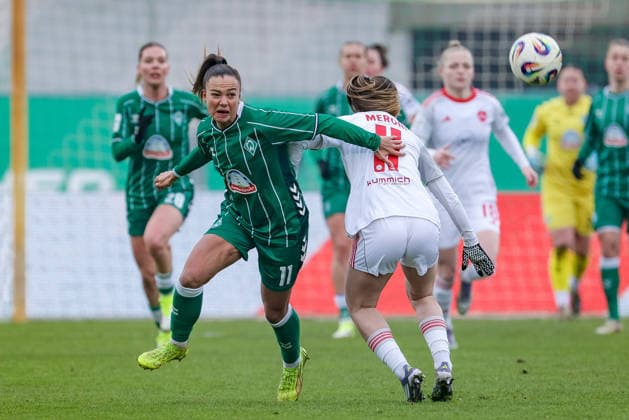 from left Maja Sternad SV Werder Bremen, 11 and Lara Meroni 1 FC Nürnberg, 11 in a duel, dynamic, action, action, game scene, THE DFB REGULATIONS PROHIBIT ANY USE OF PHOTOGRAPHS AS IMAGE SEQUENCES AND OR QUASI VIDEO , 25 01 2026, , Football, Google Pixel Womens Bundesliga, SV Werder Bremen 1 FC Nürnberg xobx