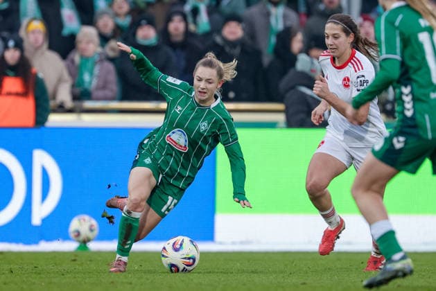 Michelle Weiß SV Werder Bremen, 15 and Laura Miller 1 FC Nürnberg, 9 in duel, duel, dynamic, action, action scene, THE DFB REGULATIONS PROHIBIT ANY USE OF PHOTOGRAPHS AS IMAGE SEQUENCES AND OR QUASI VIDEO , 25 01 2026, , Football, Google Pixel Womens Bundesliga, SV Werder Bremen 1 FC Nürnberg xobx